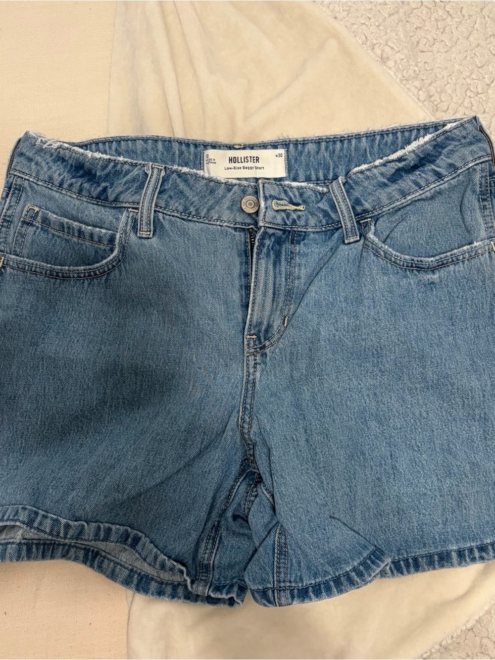 Hollister Low-Rise Baggy Short in Mid-Wash
